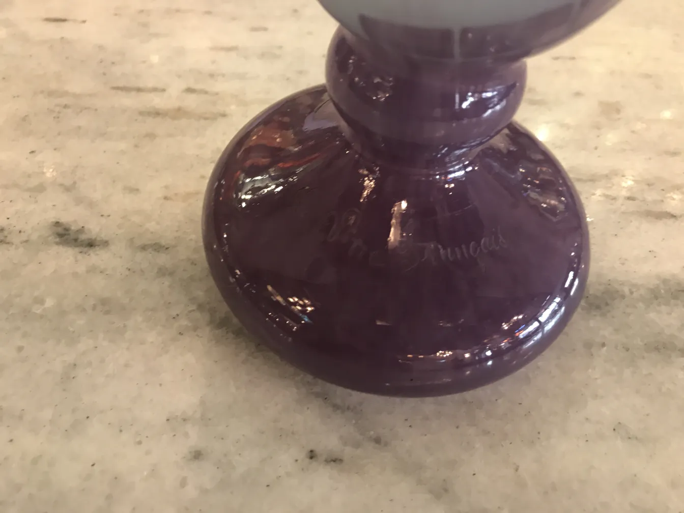 Vidrio firmado Charder con base morada y fondo claro, diseño antiguo.