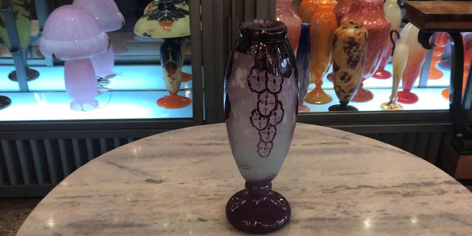 Vidrio firmado Charder con detalles artísticos, antiguo.