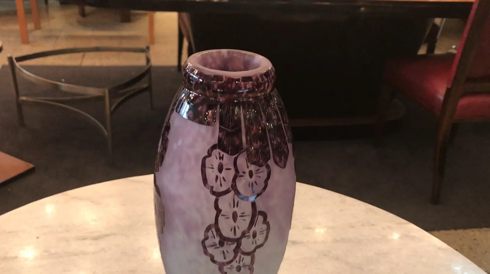 Antikes signiertes Glas von Charder mit floralem Dekor auf hellem Hintergrund