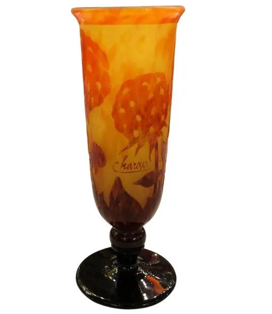 Verre signé de Charder avec des motifs floraux orange.