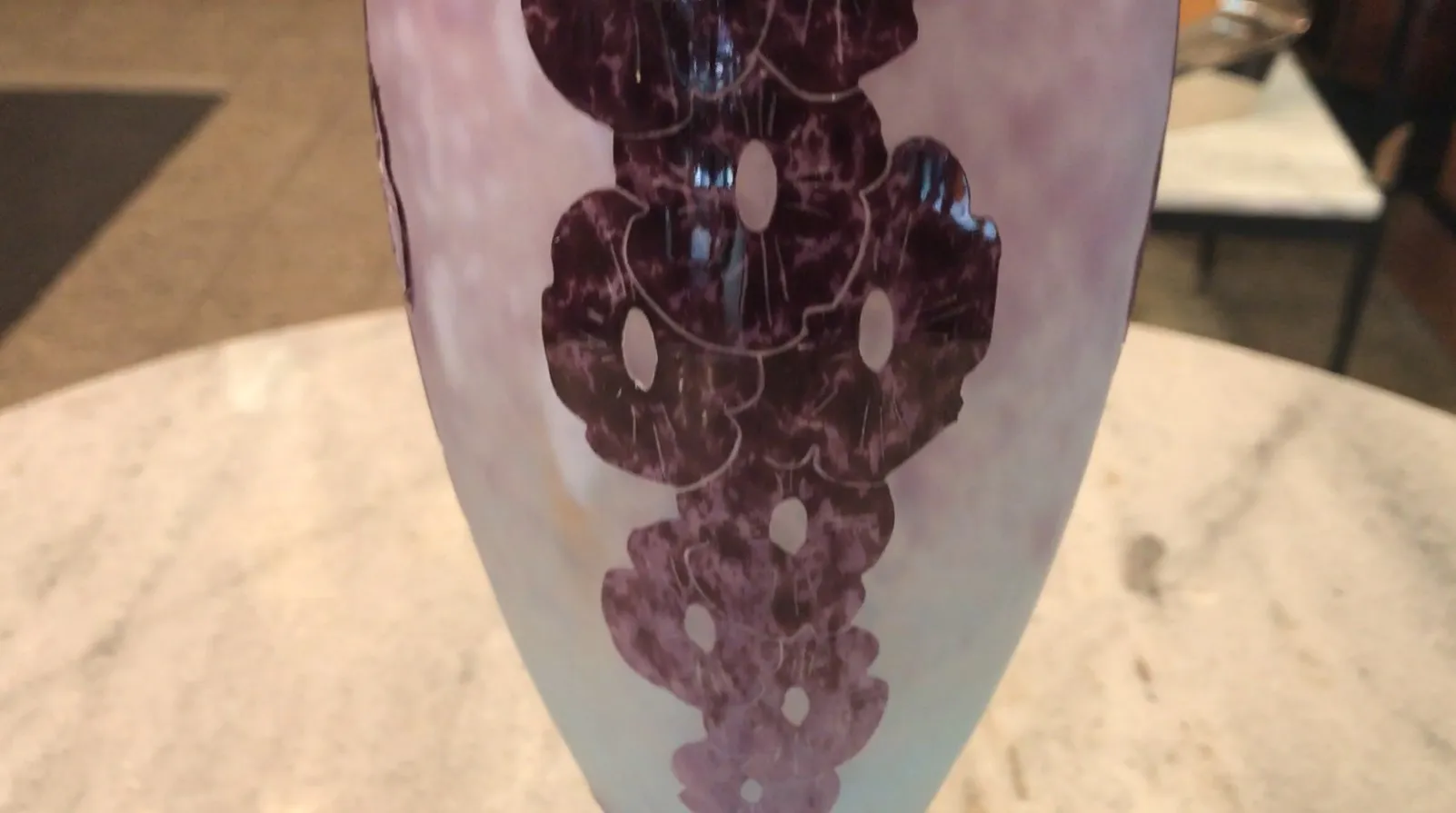 Vidrio antiguo firmado de Charder en tonos púrpuras y blancos, con diseño floral.