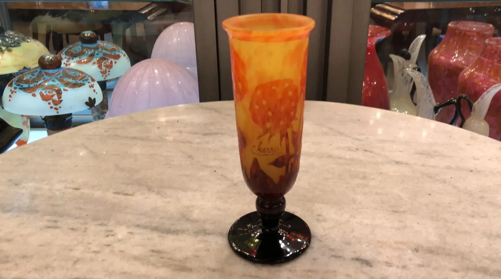 古董签名玻璃查德尔，温暖色调。