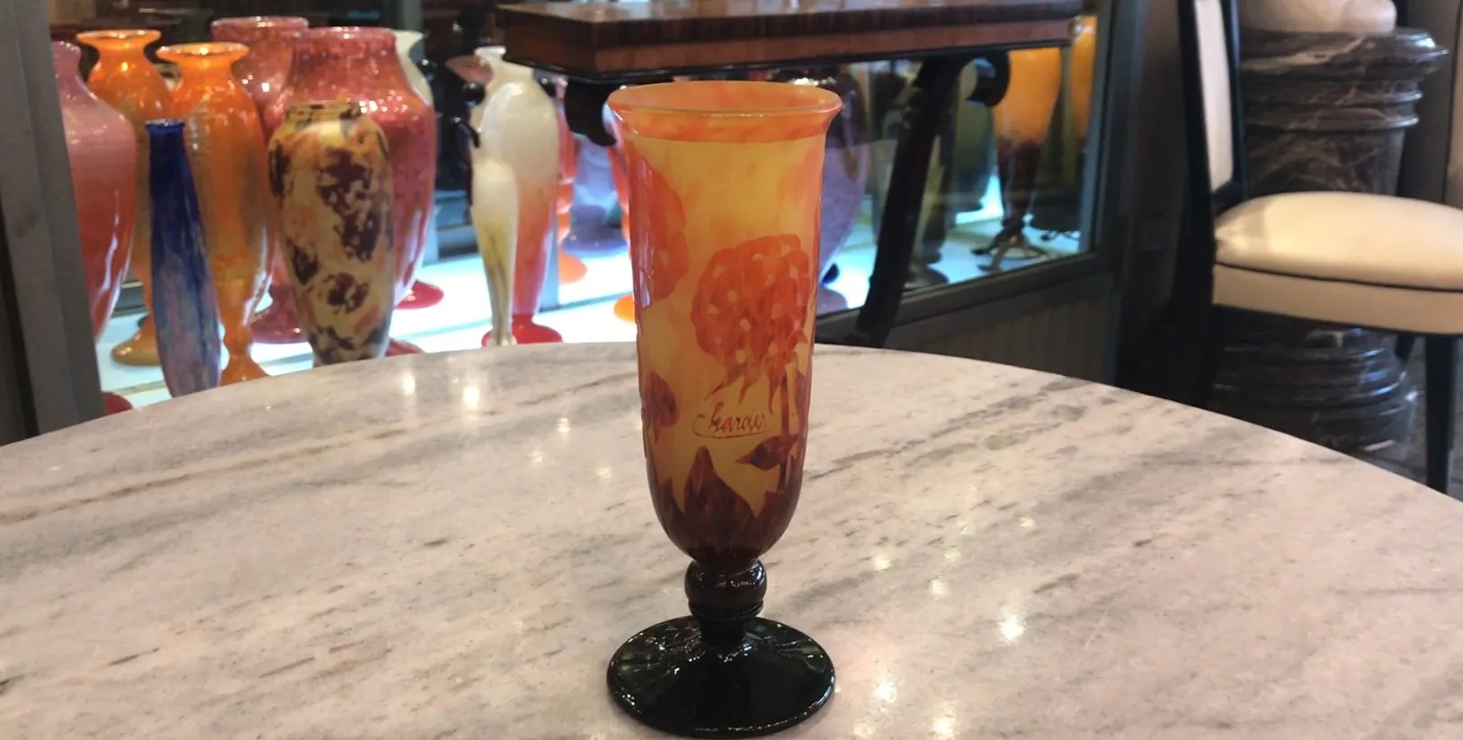 Verre ancien signé Charder avec des couleurs chaudes et des détails artistiques