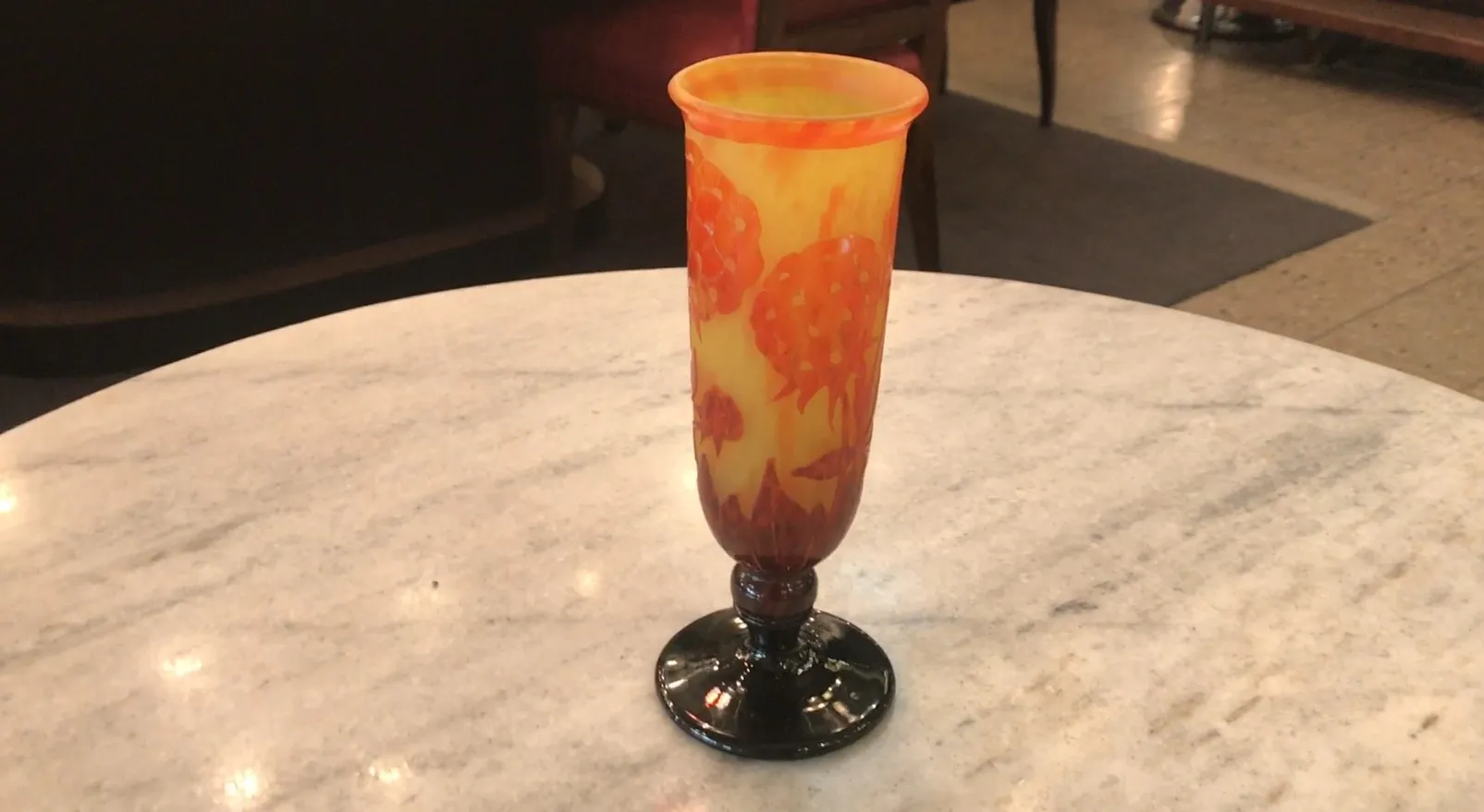 verre signé avec motifs floraux dans un environnement ancien