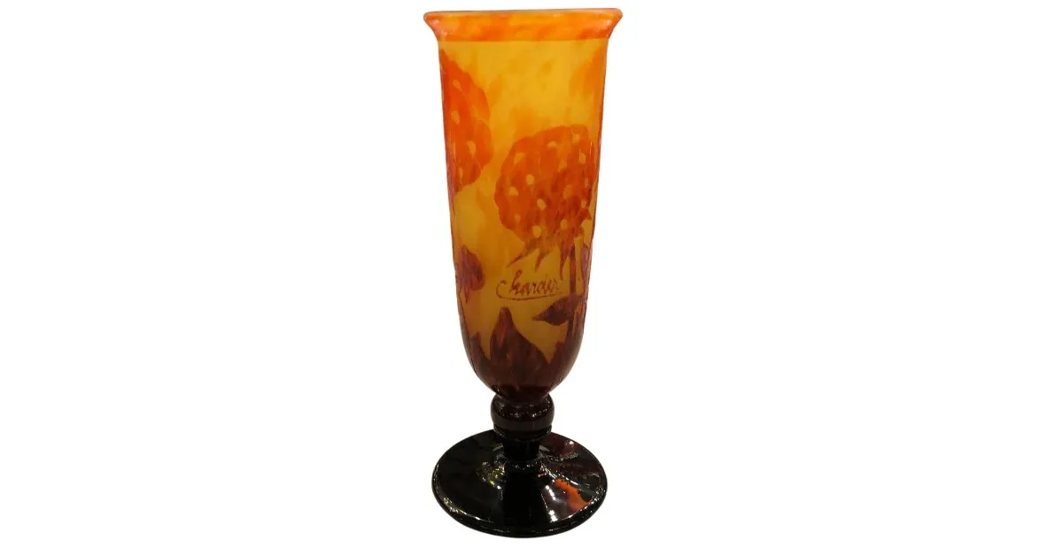 Vidrio firmado por Charder con design colorido en base oscura