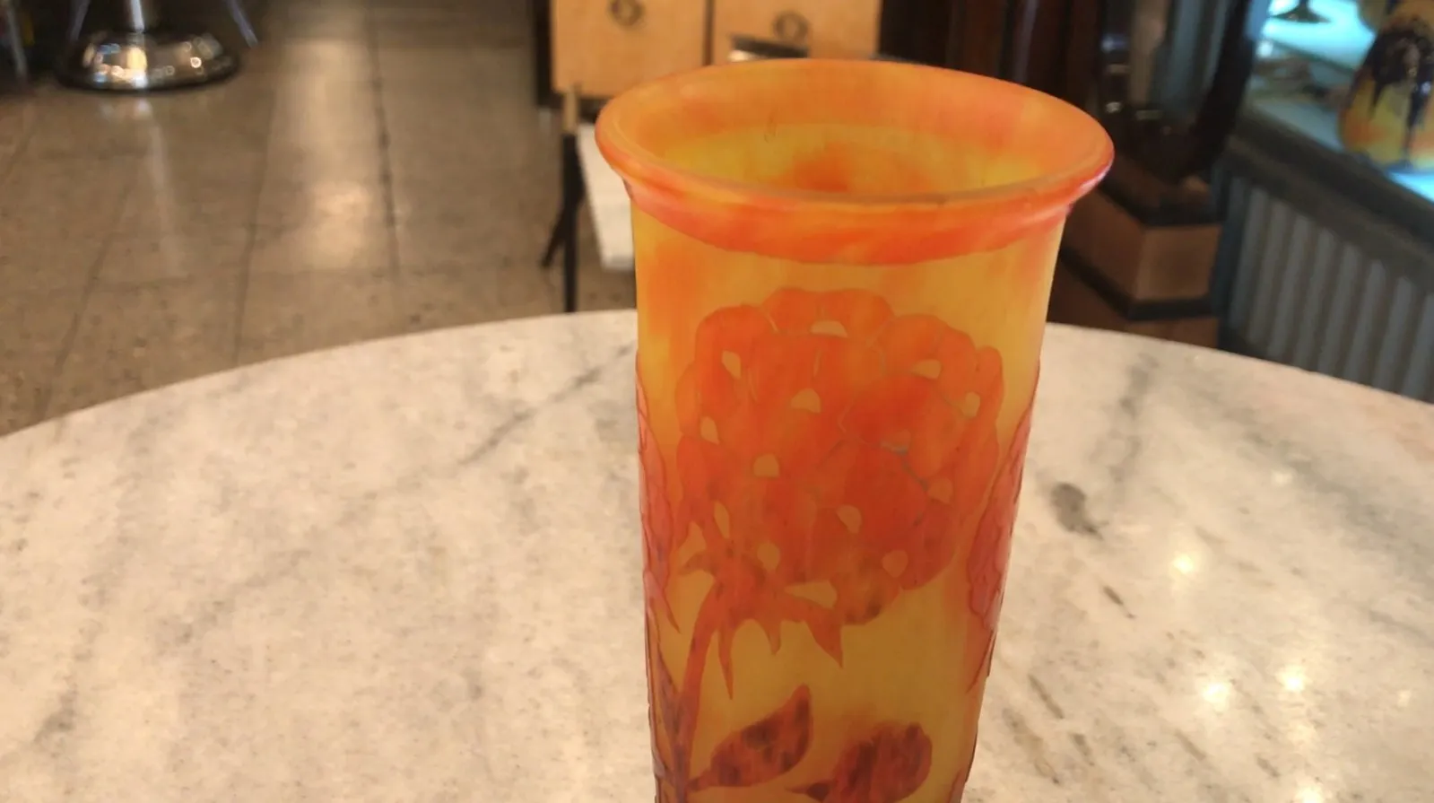 Verre antique signé Charder avec motif floral.