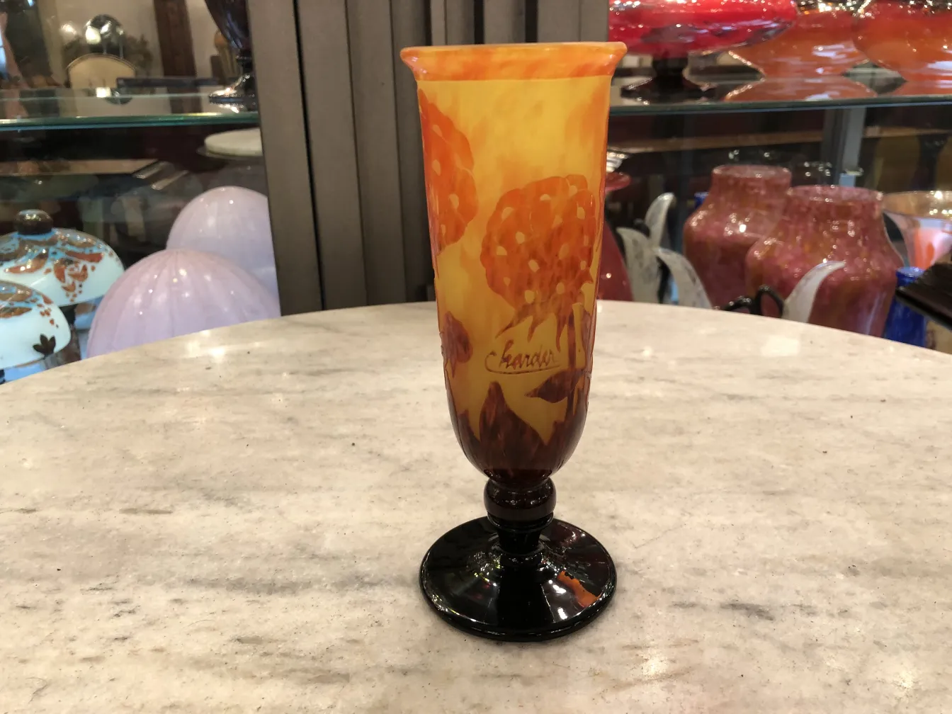 Vetro firmato Charder con design colorato e base scura, antiquariato.