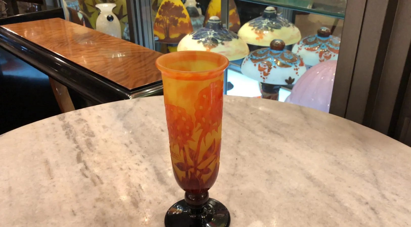 Vaso in vetro firmato Charder con decorazione floreale in tonalità calde