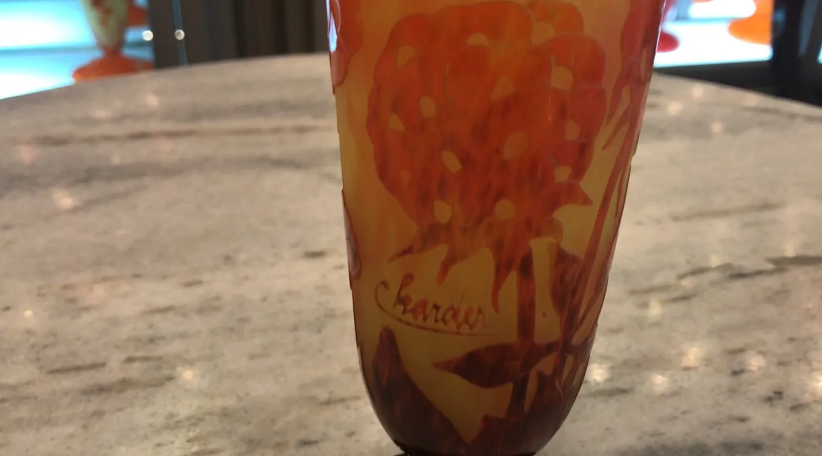 Puratan glass jo phoolon ka design hai, narangi aur peela rang me, Charder dwara hastaksarit.