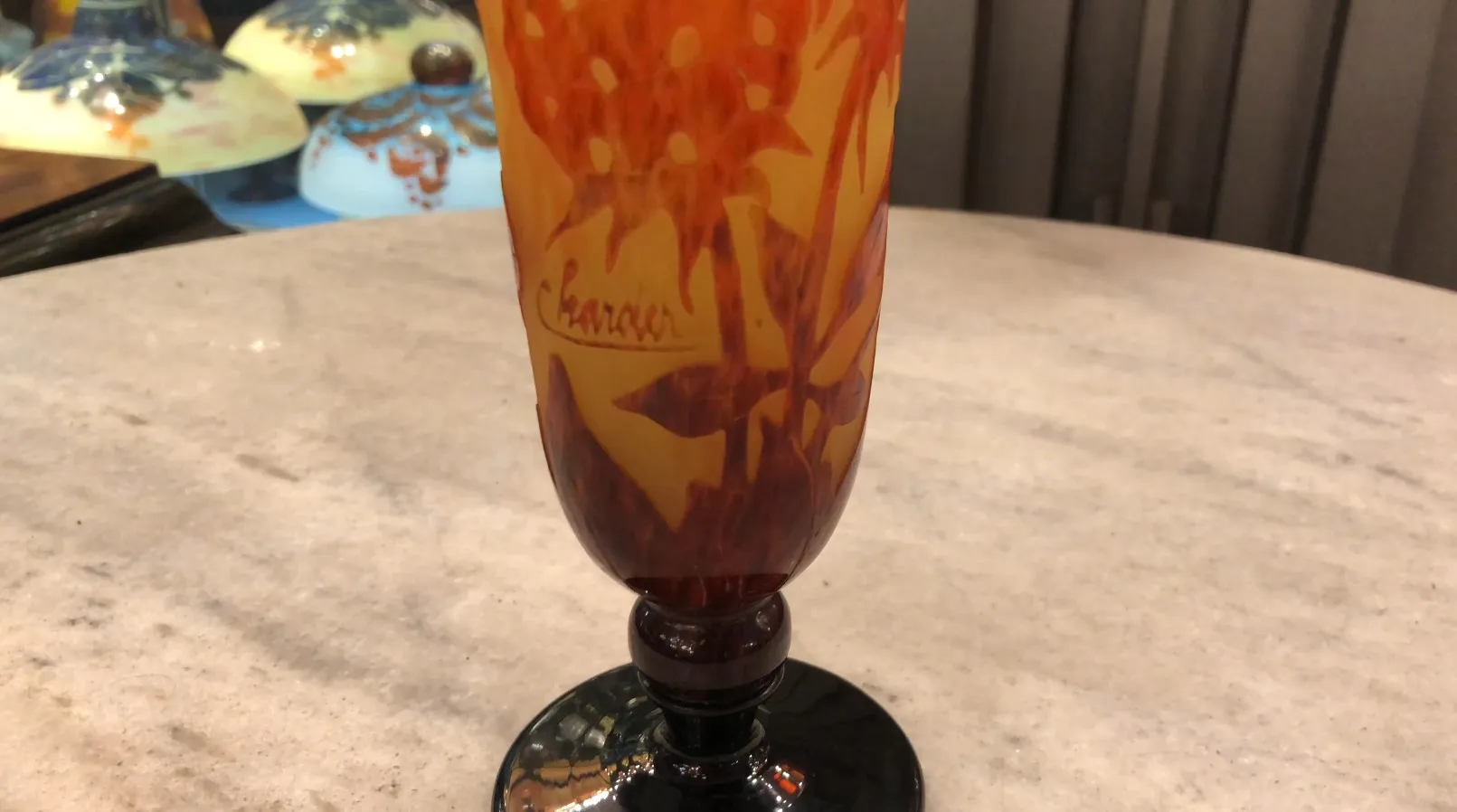 Vetro firmato Charder con motivi floreali in colori caldi, antico.