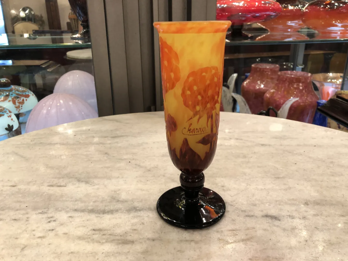 Vaso in vetro firmato da Charder con sfondo dai colori caldi