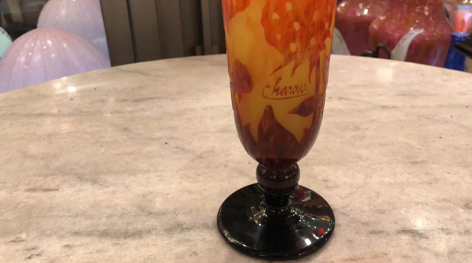 Antikes signiertes Glas von Charder, mit warmen Farbtönen und elegantem Design.