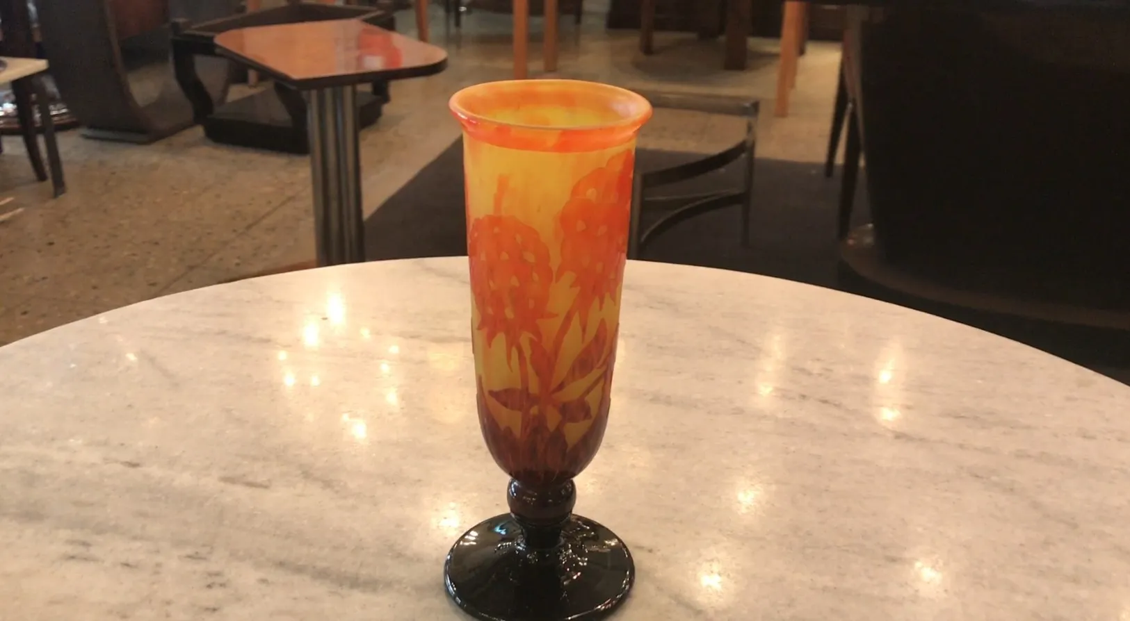 Verre signé Charder avec des couleurs vives en arrière-plan