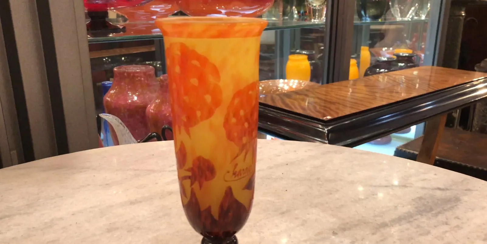 Verre signé Charder avec des couleurs chaudes et un design floral