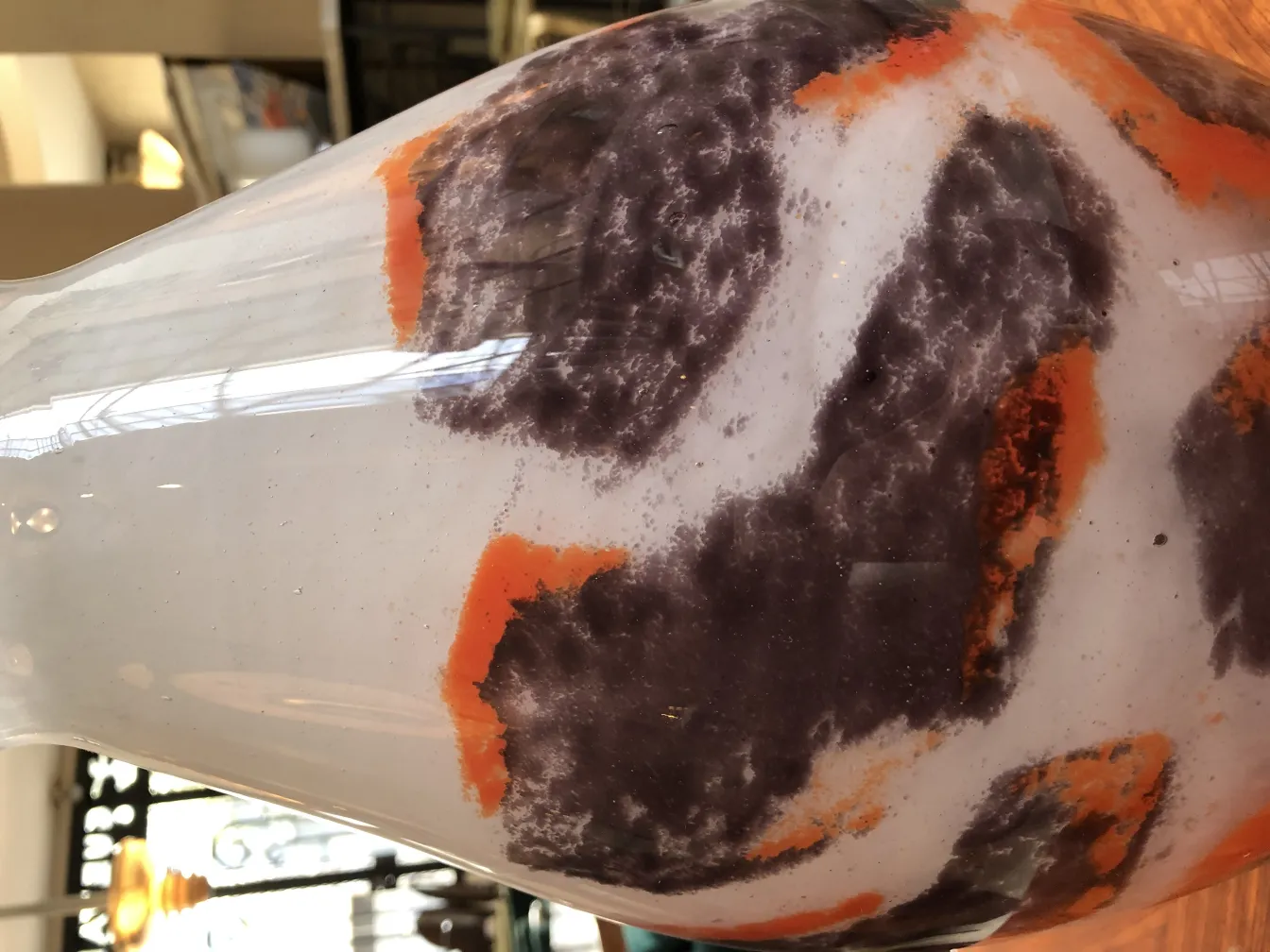 Vetro firmato Degué con motivi colorati vivaci