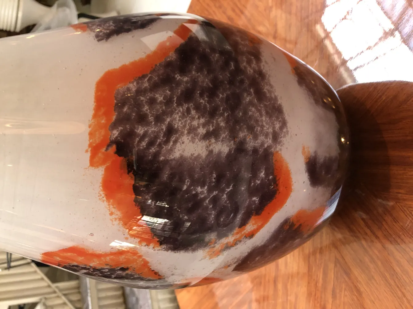 Ancien verre signé Degué avec des couleurs vives.