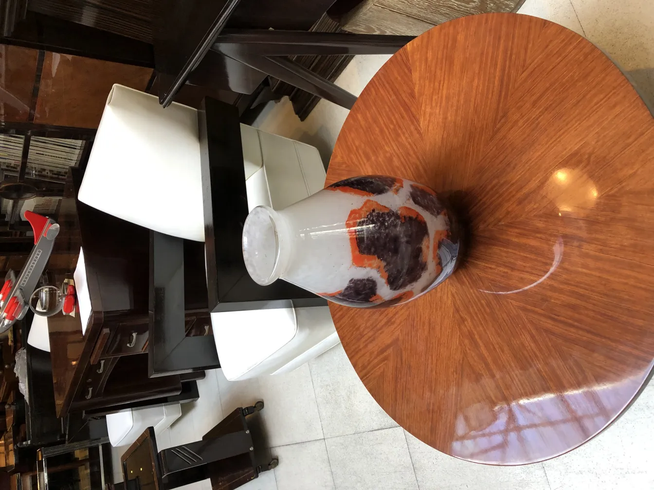 vaso decorativo in vetro firmato Degué su tavolo