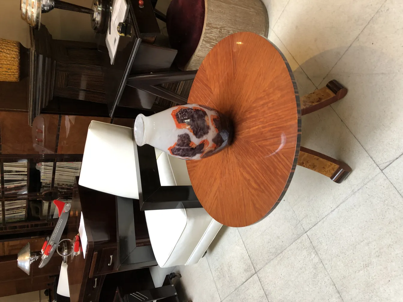 古董签名玻璃Degué在木桌上