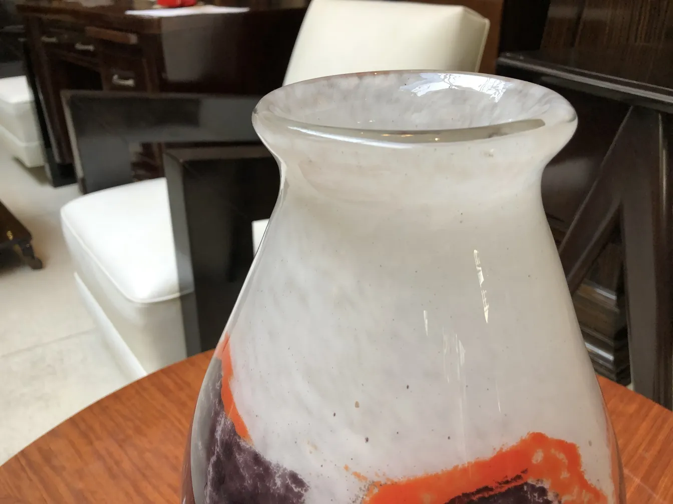 サイン入りグラス（Degué）は鮮やかな色合いの装飾が施されています