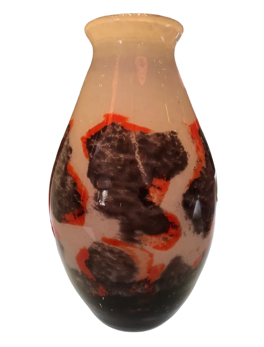 Vaso de vidrio firmado Degué con diseño abstracto en tonos oscuros y naranjas