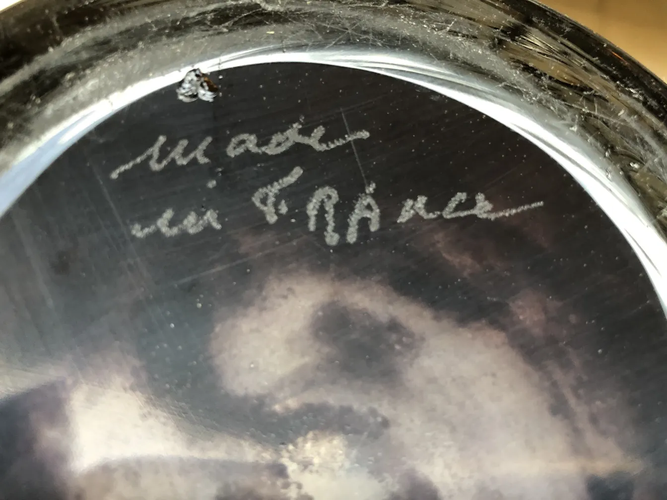 हस्ताक्षरित ग्लास degue, विशिष्ट विवरणों के साथ पुरानी सेटिंग में।