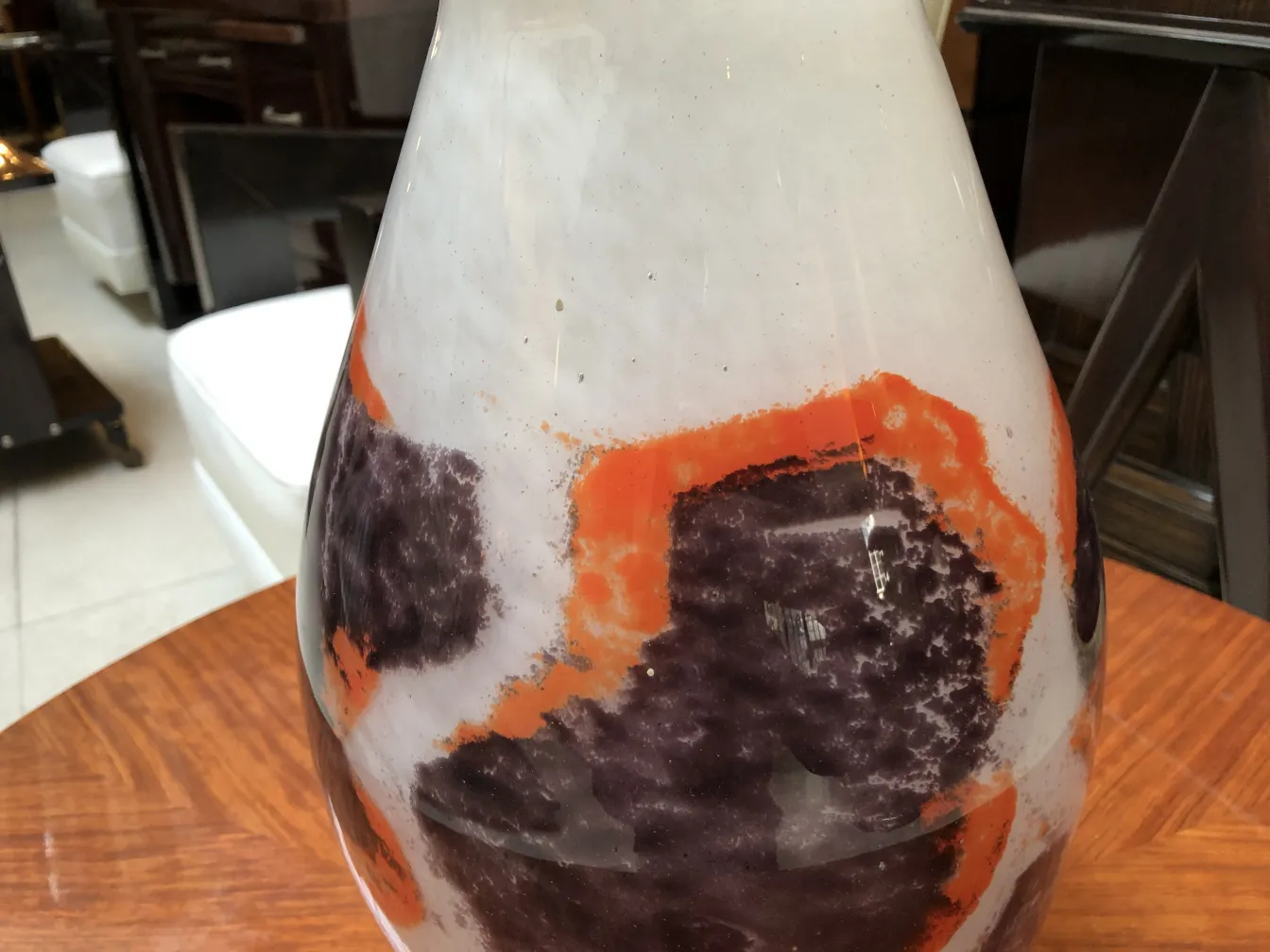 古董花瓶，设计为签名玻璃Degué，装饰有颜色