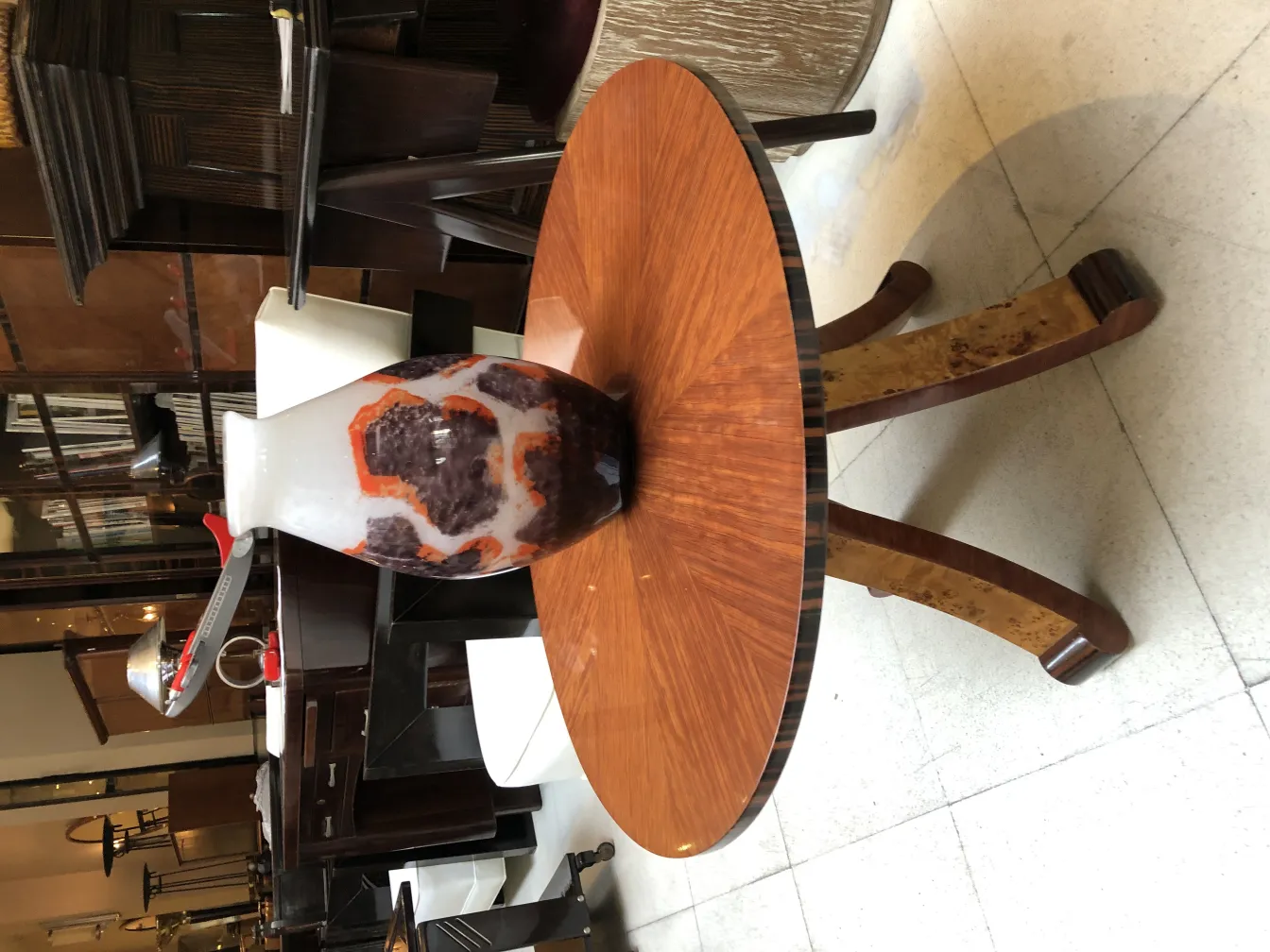 jarra antiquidade vidro assinado degué com design colorido em mesa