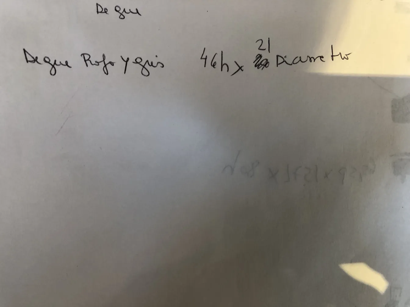 प्राचीन हस्ताक्षरित ग्लास Degué जिसमें दृश्य लेखन है।