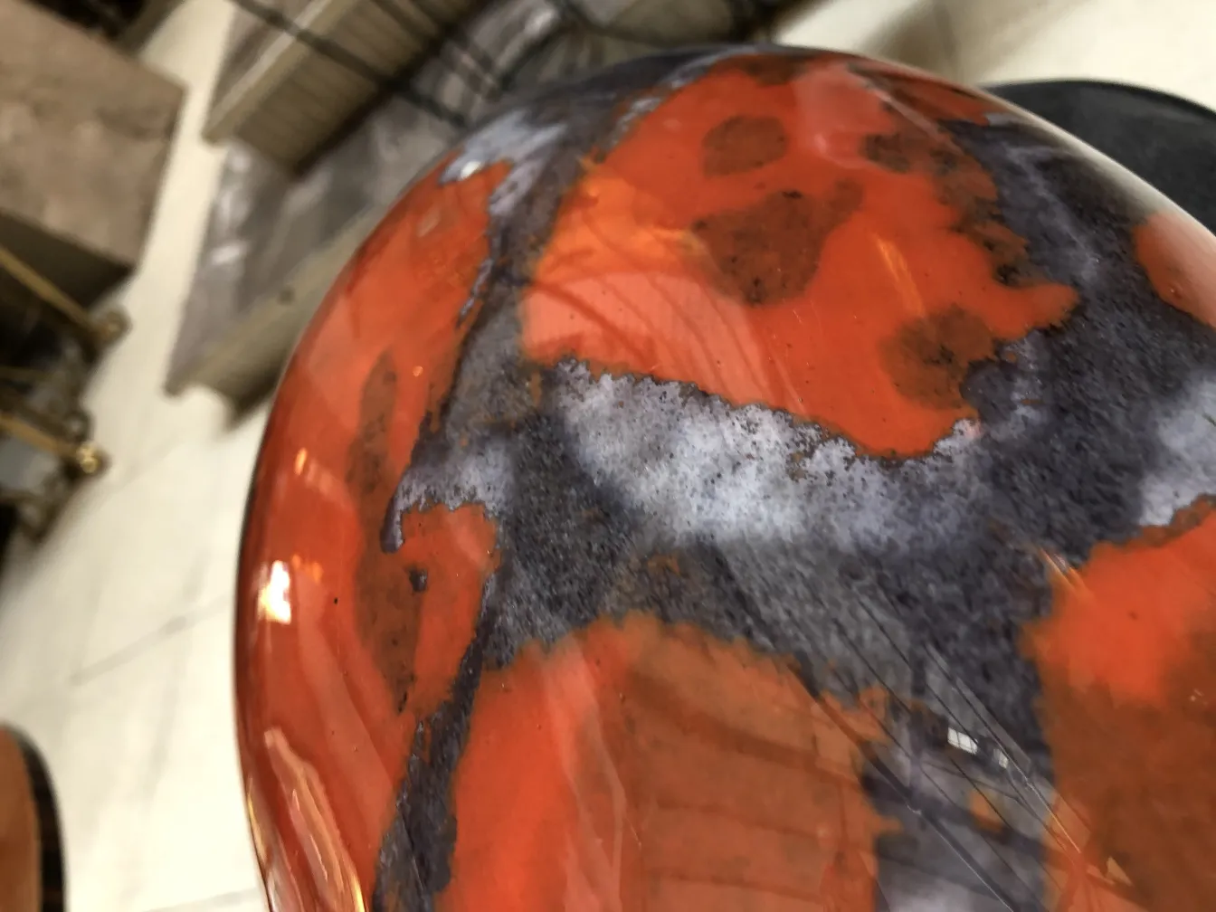 Vidrio firmado Degué con patrón de colores rojos y negros, antigüedad