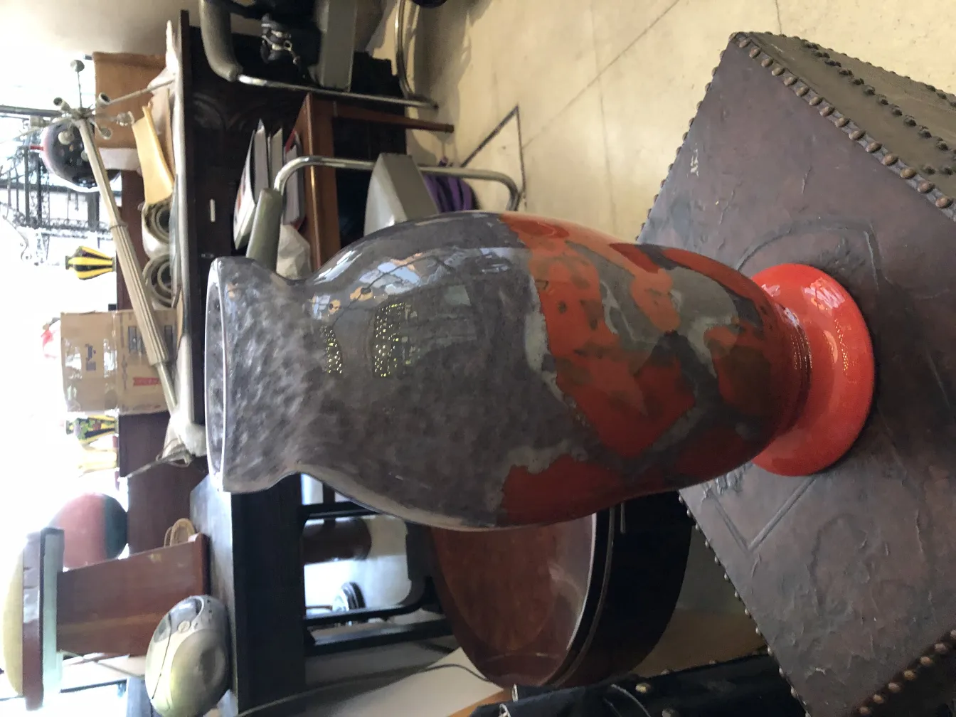 vase antico in vetro firmato, colori vivaci, ambiente rustico