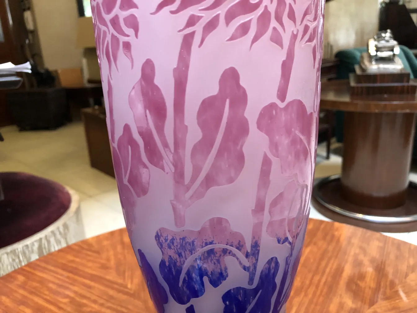 vidro antigo com design de folhas e flores em tons de rosa e azul