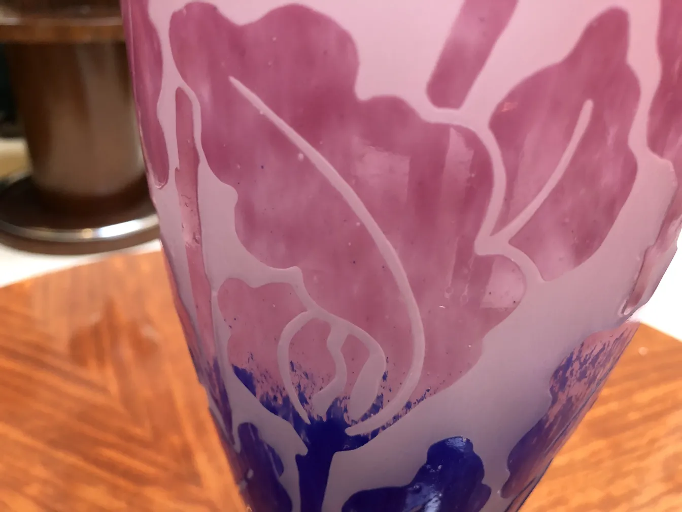 Verre signé Degué montrant un design floral en teintes violettes.