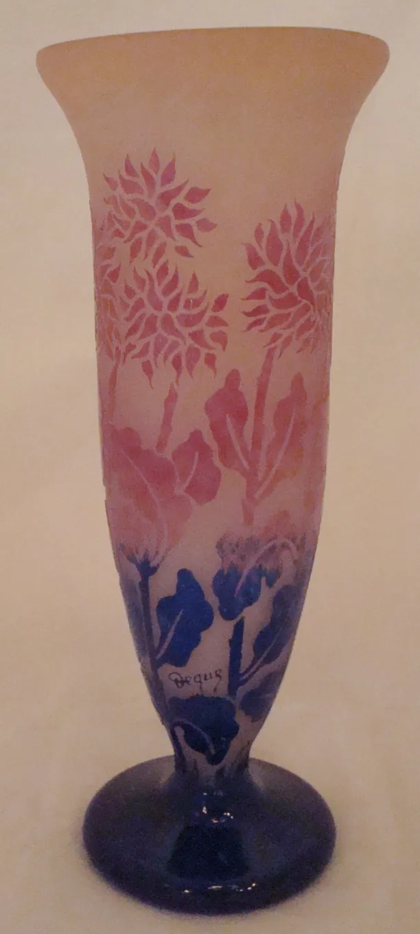 Vaso antiguo de vidrio firmado Degué con flores decorativas