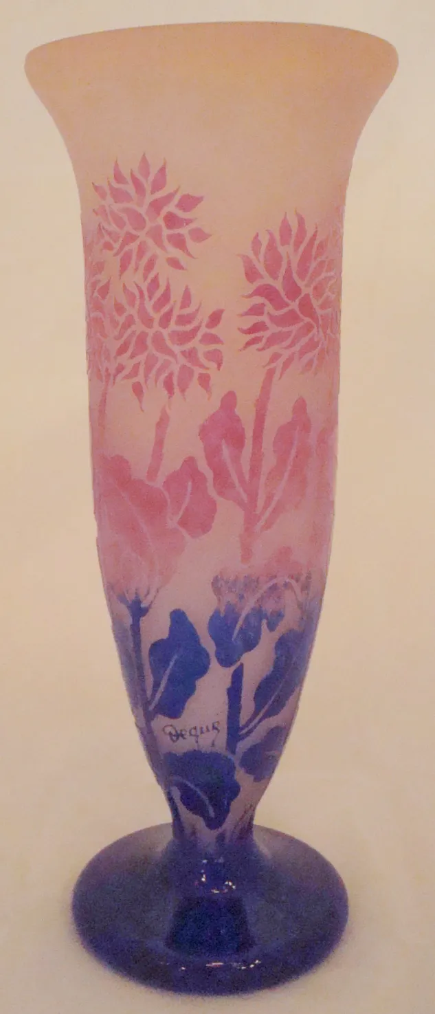 verre signé Degué avec motif floral en couleurs douces
