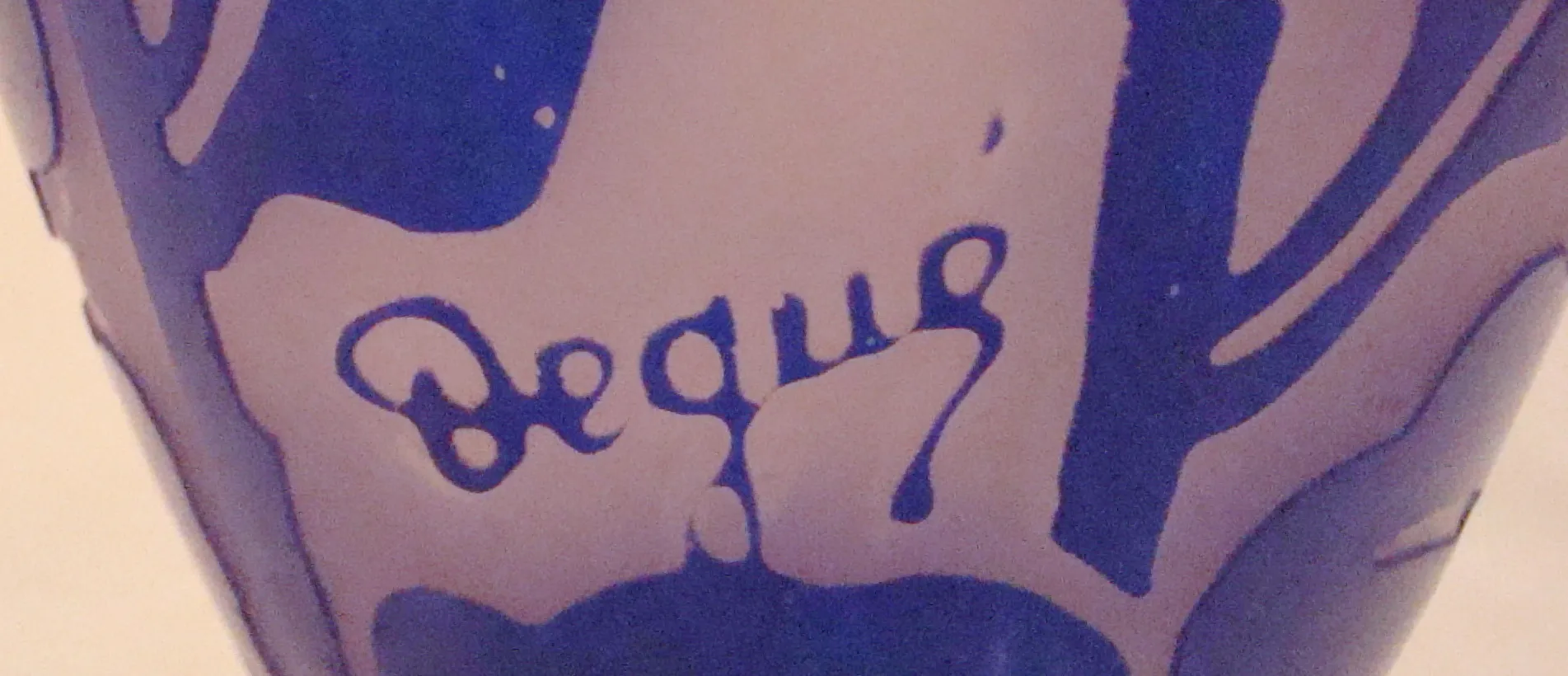 joli verre ancien avec signature Degué au centre