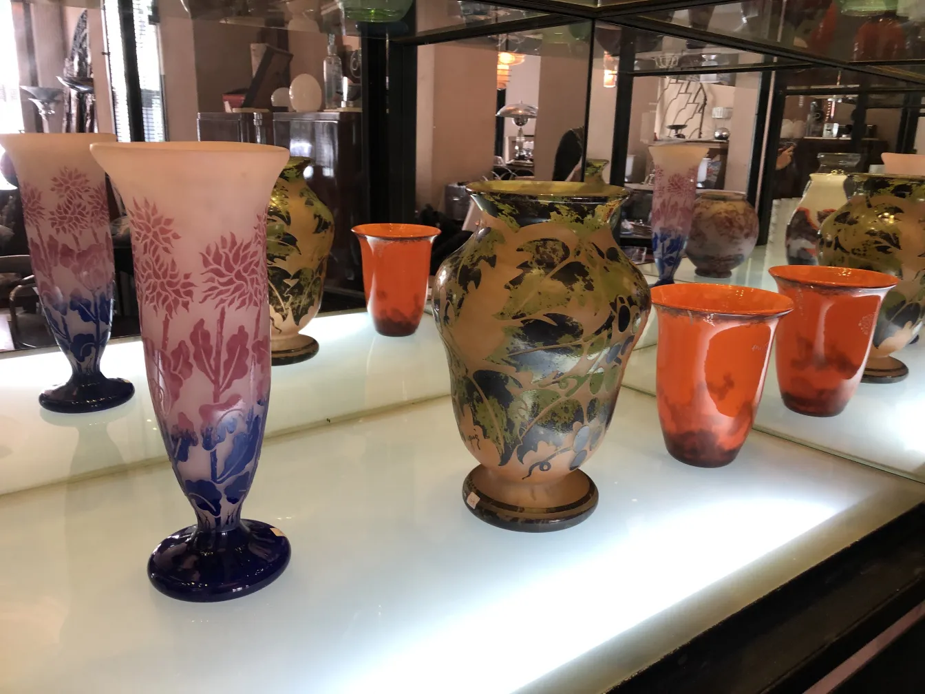 Vista de antigüedad con vidrio firmado Degué en colores vibrantes y decorativos.