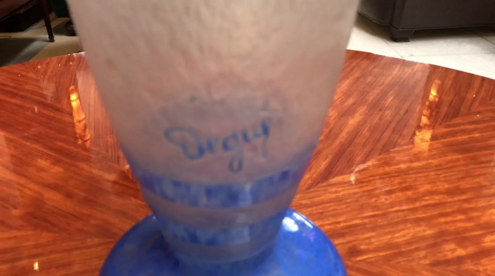 Vidrio firmado Degué francés con base azul, antigüedad.