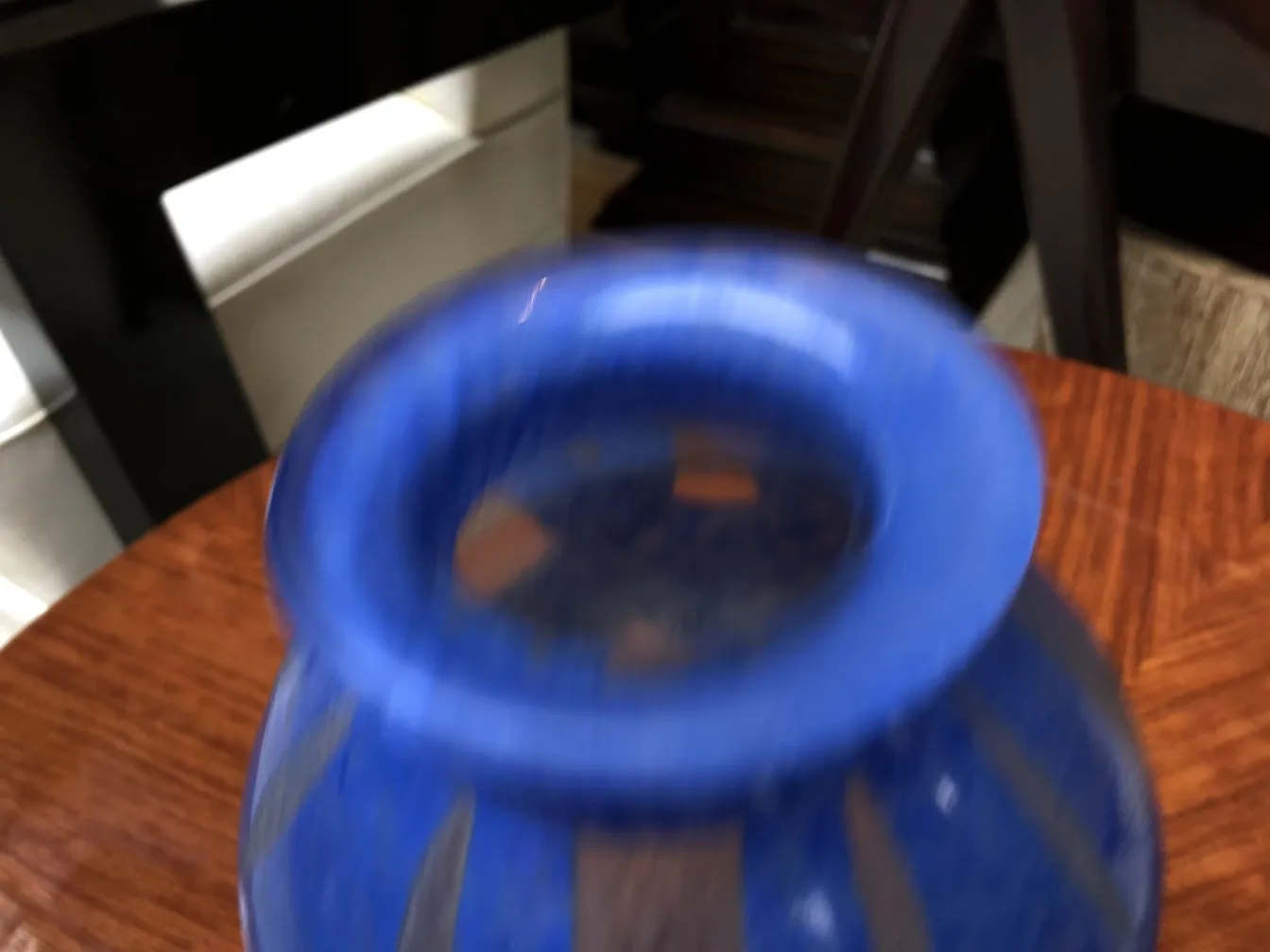 Vaso antiguo de vidrio azul con firma Degué, decorado y distintivo.