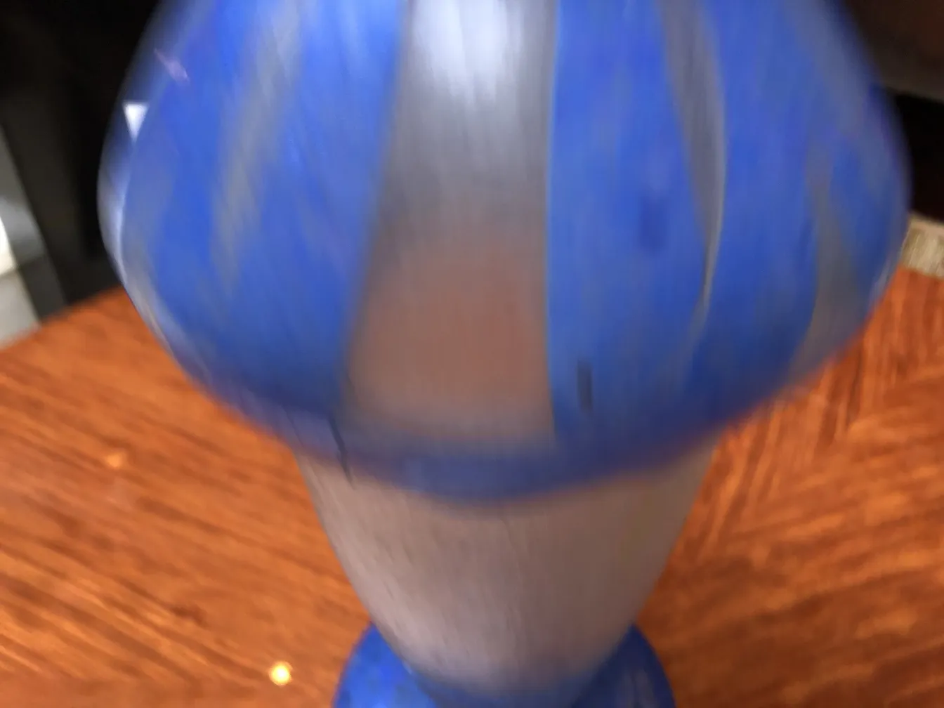 Antikes signiertes Glas Degué mit dekorativem Design in Blau