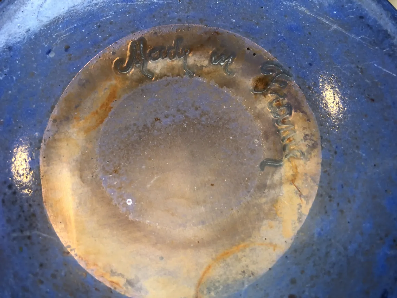 Details eines signierten Degué-Glases in blauen Tönen mit sichtbarer Unterschrift