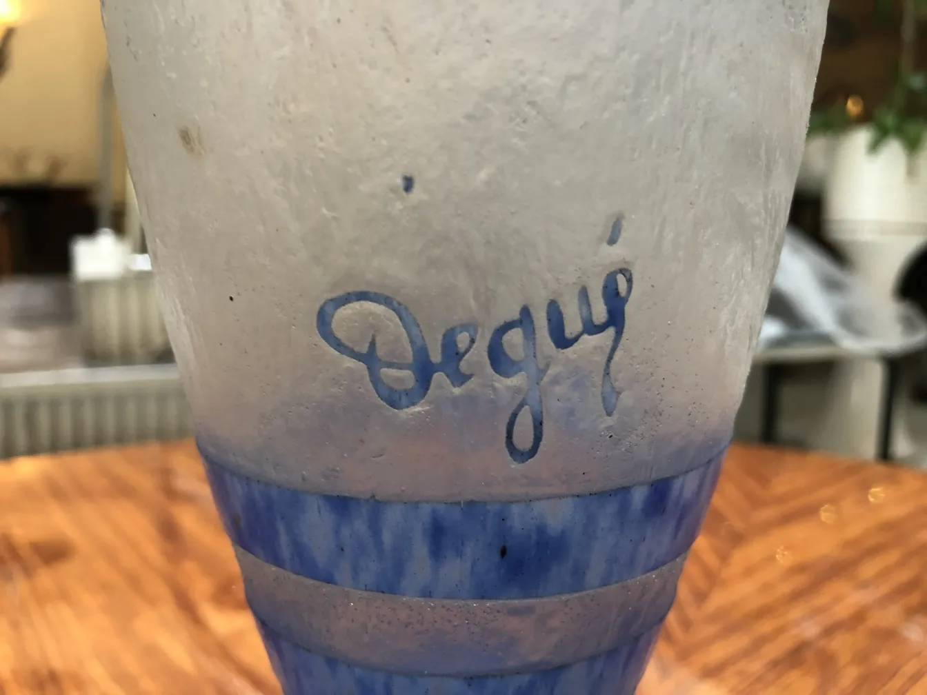 Verre signé Degué avec motif bleu et texture opaque, antiquité