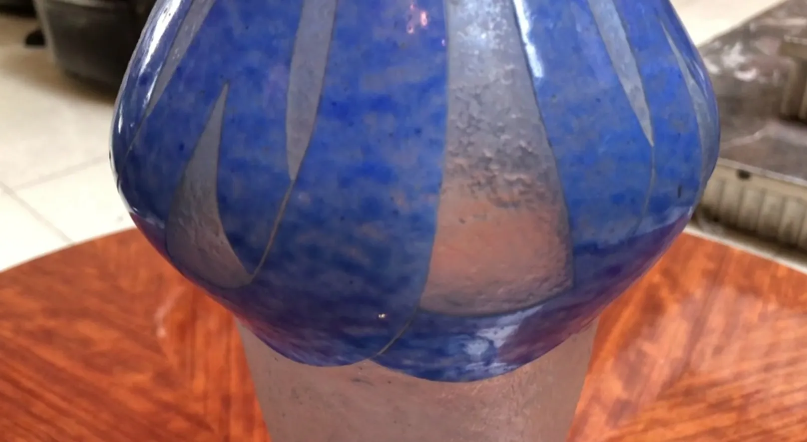 Vidrio antiguo firmado Degué con diseño azul