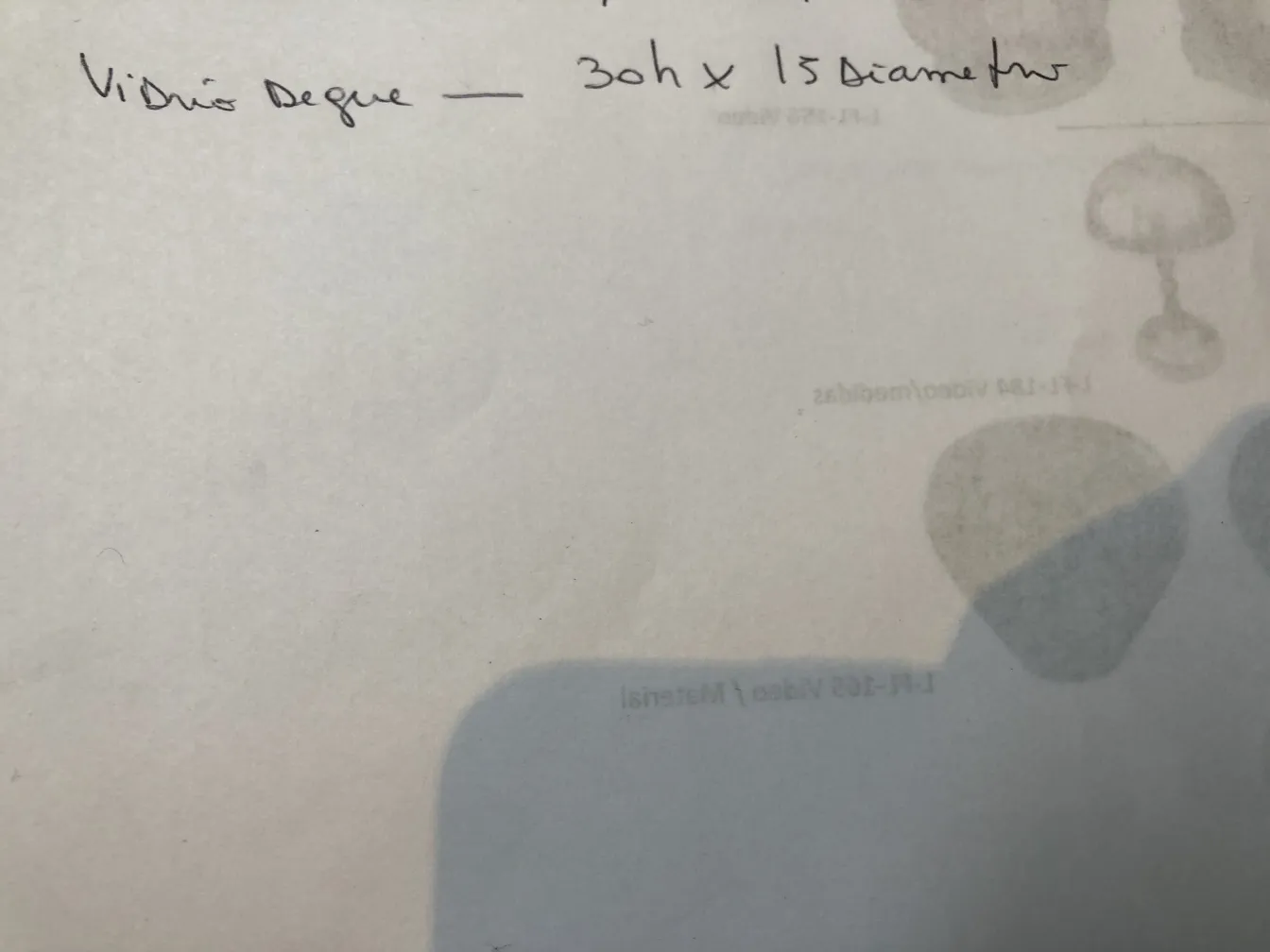 प्राचीन-हस्ताक्षरित-ग्लास-डग्यू-शानदार-डिजाइन-न्यूट्रल-सेटिंग में।