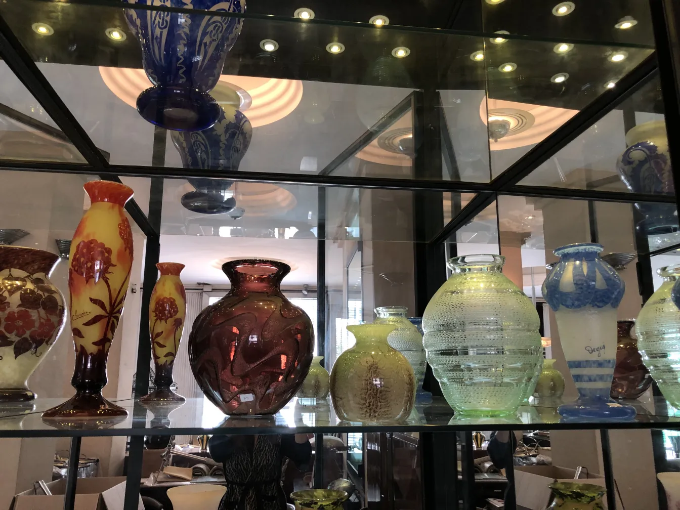 Signiertes Glas Degué in Ausstellung mit bunten Dekorationen