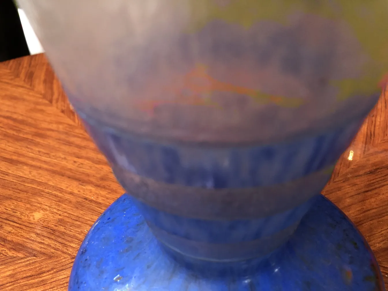 Vidrio firmado Degué antiguo, con tonalidades azules y detalles visuales únicos, presentado sobre una superficie elegante.