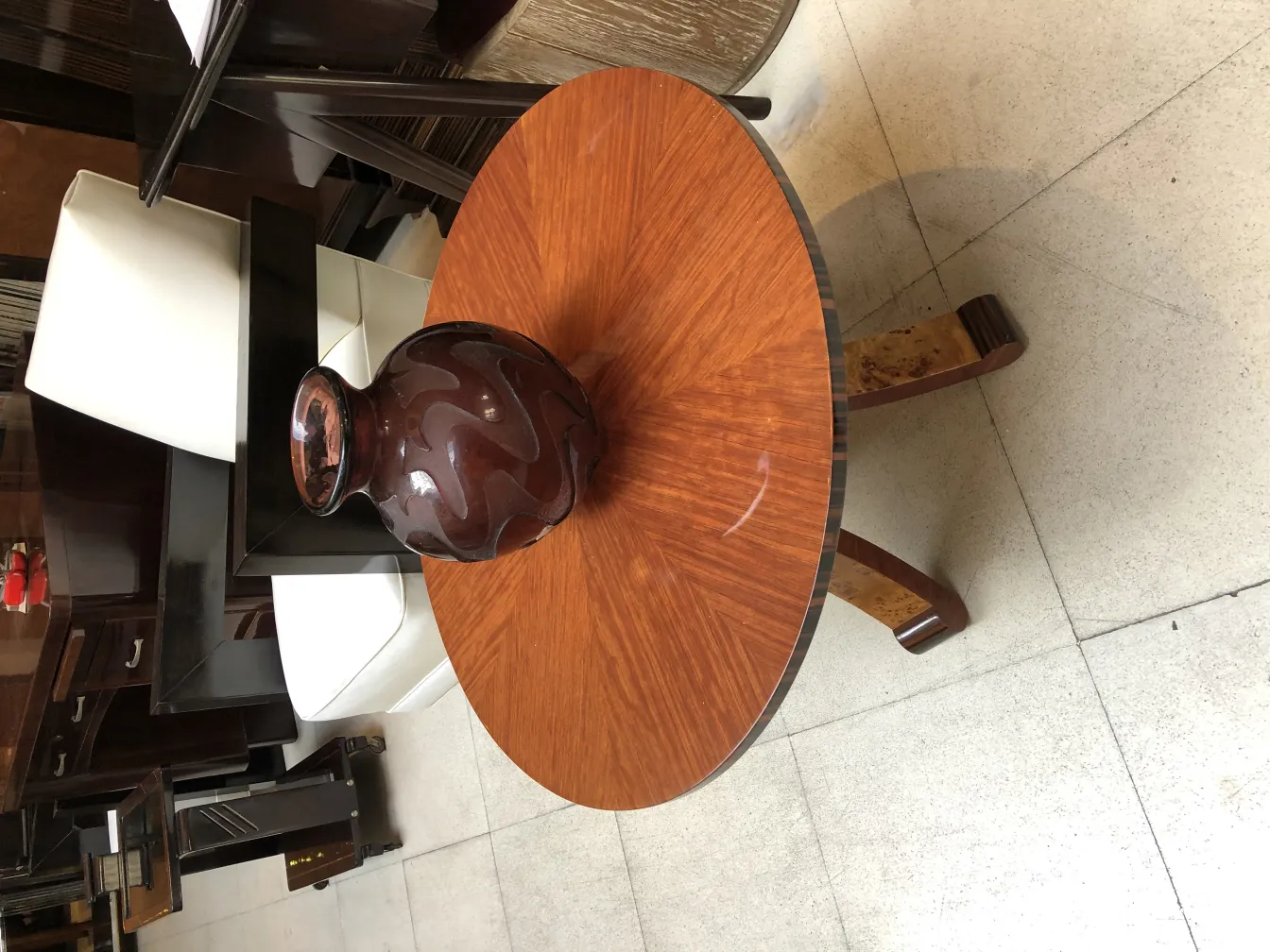 Signiertes Glas degué auf einem runden Tisch mit modernem Dekor.