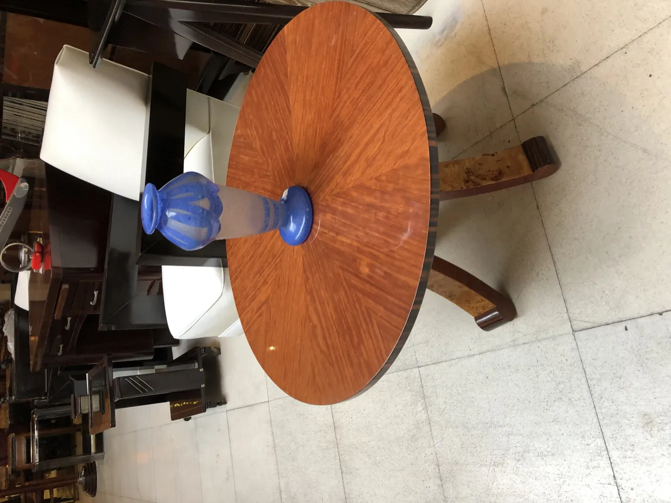 vetro firmato Degué in ambiente antico con tavoli