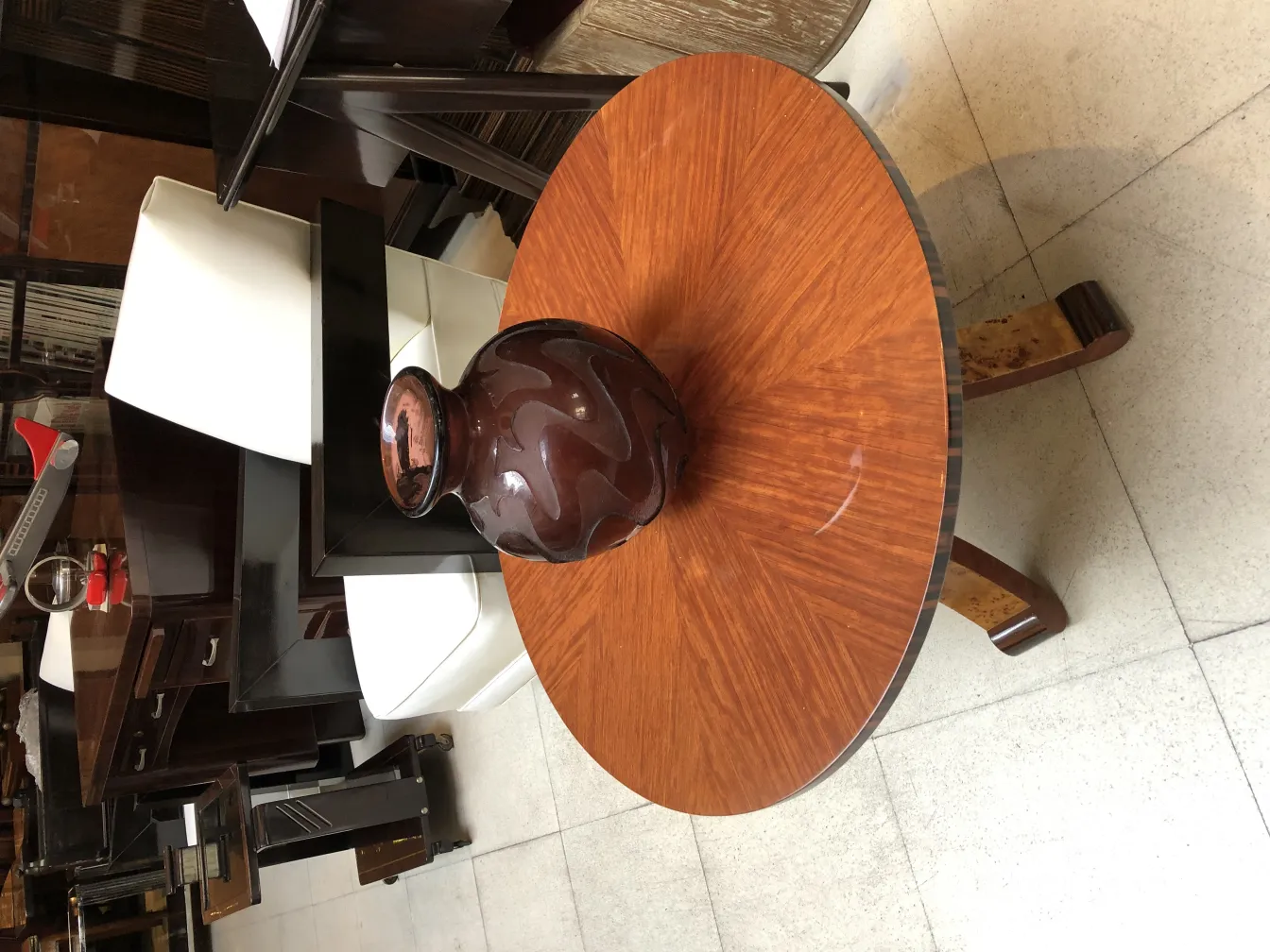 Vidrio firmado Degué en forma curvada, ambiente contemporáneo elegante.