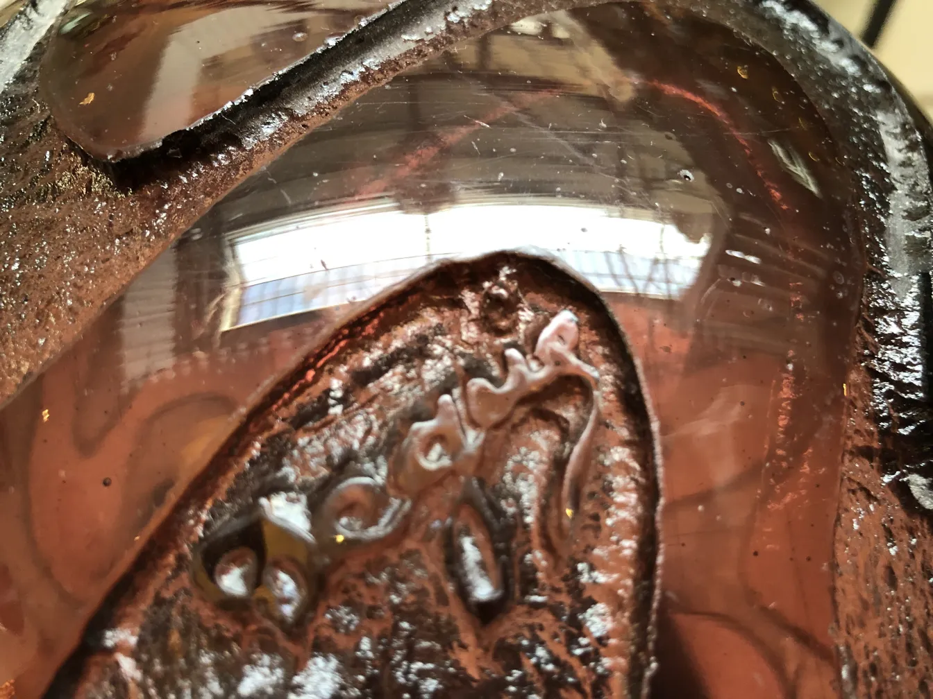 Verre ancien signé Degué avec des détails visibles dans l'ambiance