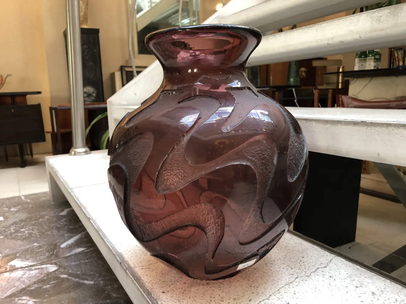 Antike Glasflasche mit lila Design und Details.